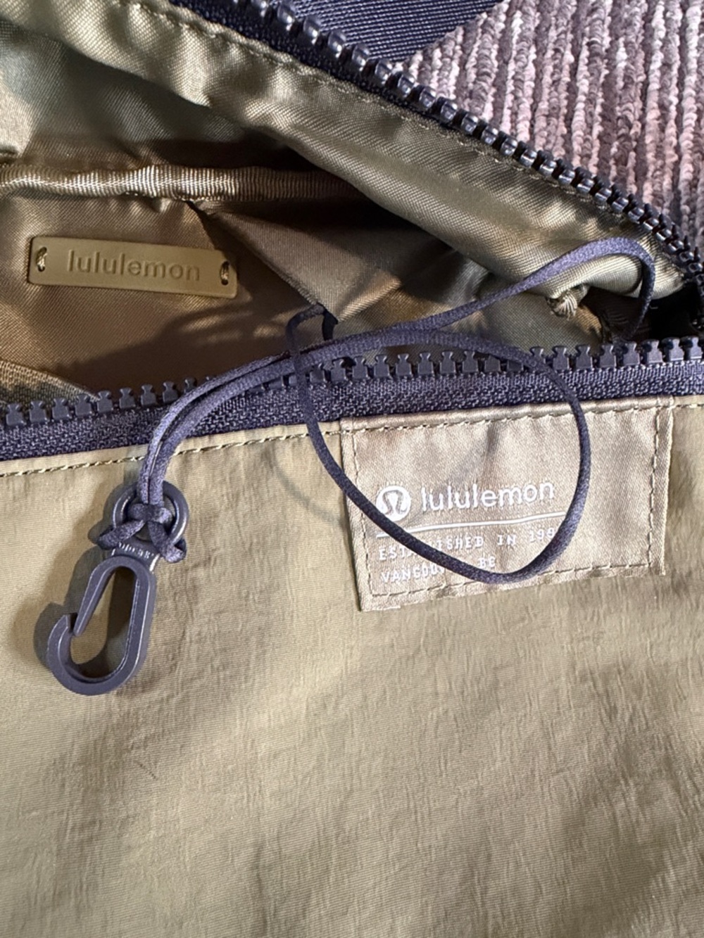 Lululemon Clean Lines Belt Bag 2L Green - Picture 5 of 7